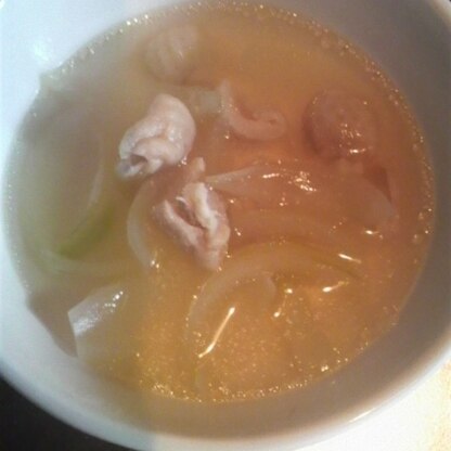 鶏皮好きには嬉しい美味しいレシピ(^^)鶏のだしと玉ねぎの甘味でとっても美味しいスープでした☆